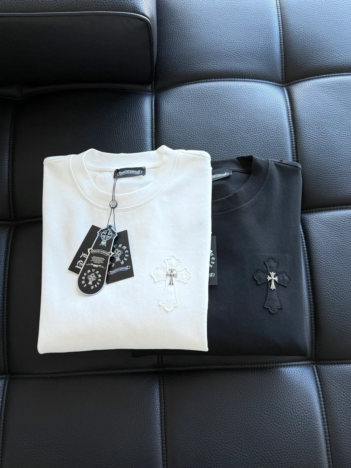 P426 Chrome Hearte CH new cross horseshoe Chrome Heart Sanskrit three-dimensional patchwork show craftsmanship, washed and frayed, double-sided cotton fabric, custom-dyed in the same vat with special bold 32-count double-strand 1X1 thread. .Light luxury, a must-have item for daily commuting for men and women.  Color: Black White Size: M~3x Style No.: 3589